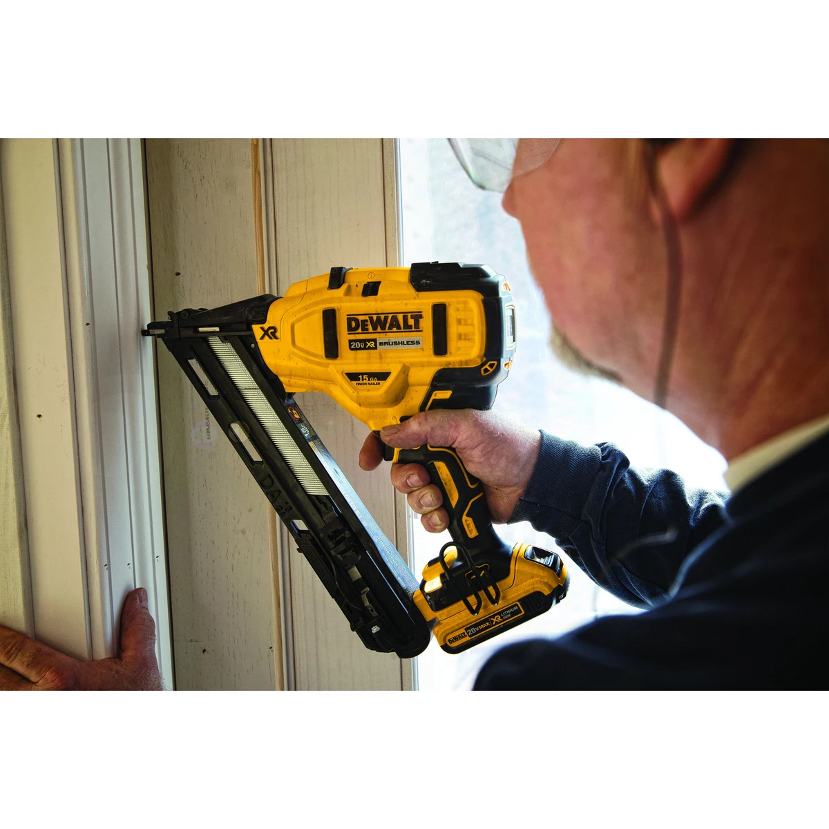 DEWALT Angled Finish Nailer - Kit, 20V MAX XR, 15-Gauge, DCN650D1 6 DEWALT Angled Finish Nailer - Kit, 20V MAX XR, 15-Gauge, DCN650D1 - Image 4