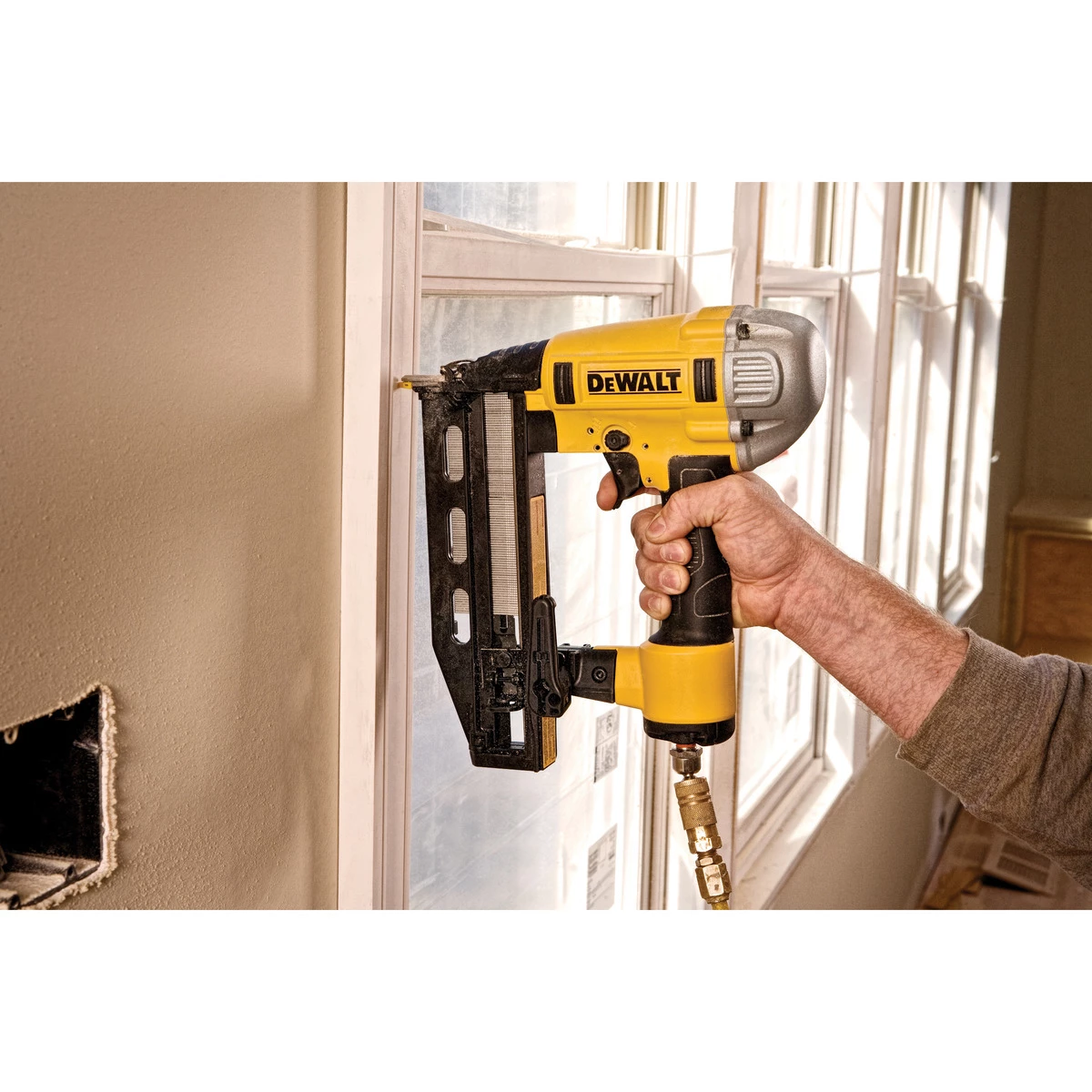 DEWALT Precision Point Finish Nailer, 16 Gauge, DWFP71917 4 DEWALT Precision Point Finish Nailer, 16 Gauge, DWFP71917 - Image 2